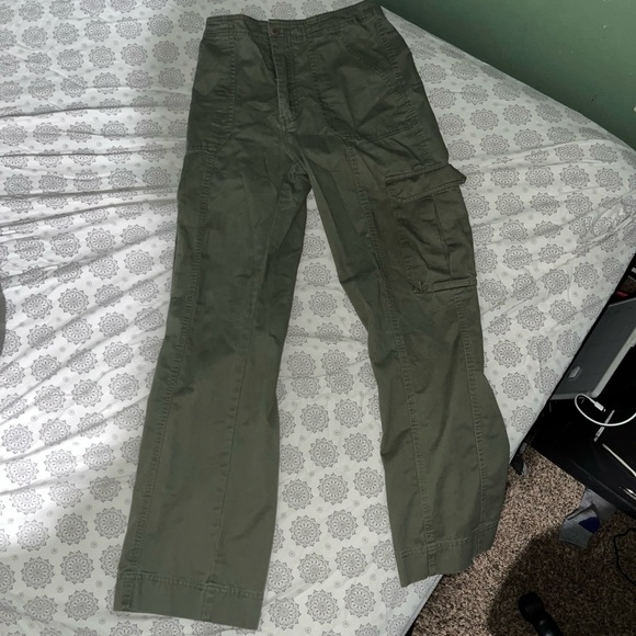 Olive green relaxed cargos from Abercrombie & Fitch size 24 which is a 00. - Picture 2 of 3